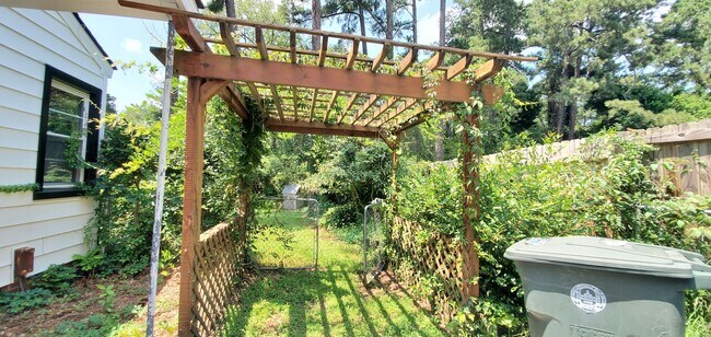 Building Photo - Haymount Charm Home