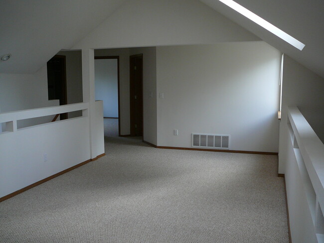 Upstairs loft family room & 2 bedrooms - 717 Shannon St