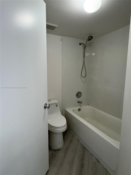 Building Photo - 2880 N Oakland Forest Dr