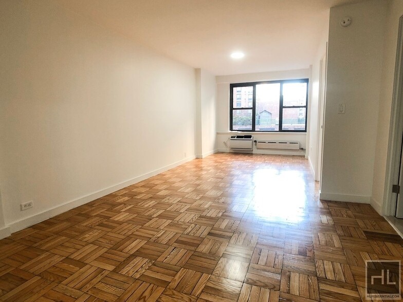 Primary Photo - Fourth Avenue