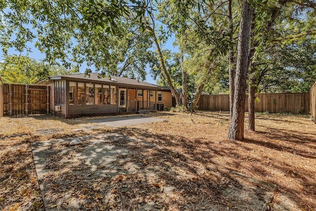 Building Photo - 1351 Dell Oak Dr