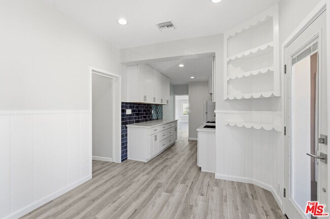 Building Photo - 6314 Primrose Ave