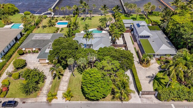 Building Photo - 930 S Lakeside Dr