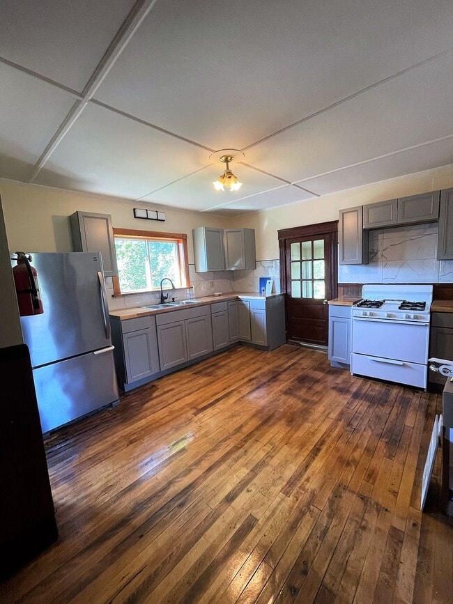 Building Photo - 17-19-19 Lafountain St