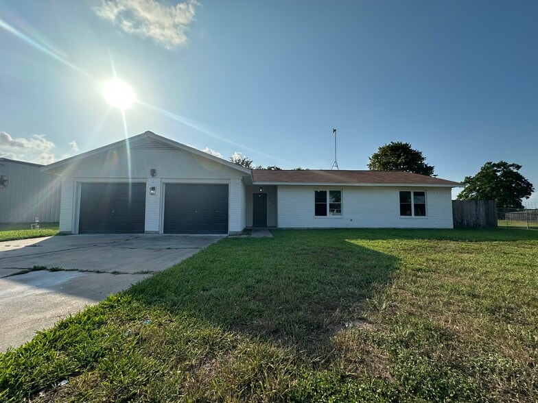 Primary Photo - 241 Buck Square St