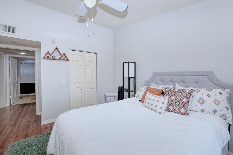 Building Photo - 8294 Key Royal Cir