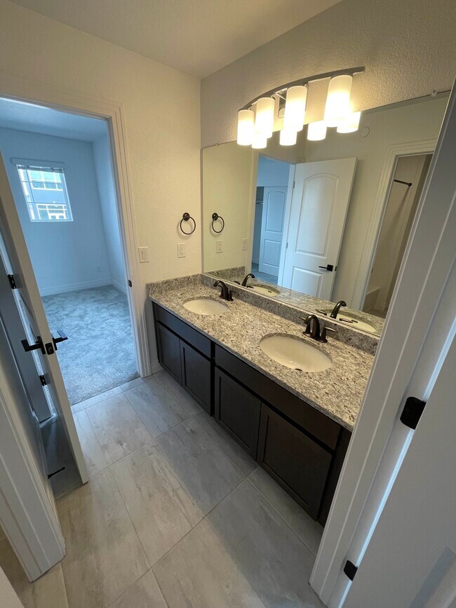 Joined Bathroom - 1737 Spring Water Pt