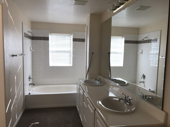 Building Photo - Spacious 2 Bedroom condo near Red Rock Casino