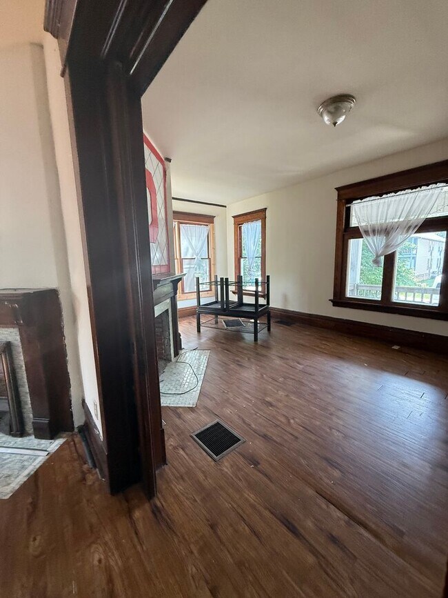 Building Photo - Large 7 bedroom, 2 bath home.