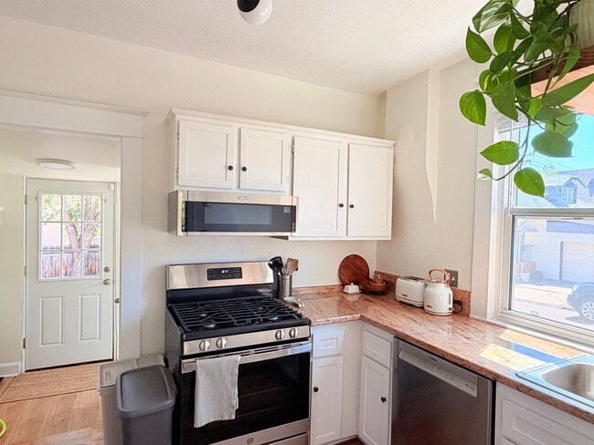 Building Photo - Charming 2 Bed 1 Bath Duplex in West Highlands