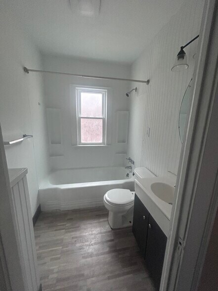 Building Photo - 9501 Rosewood Ave