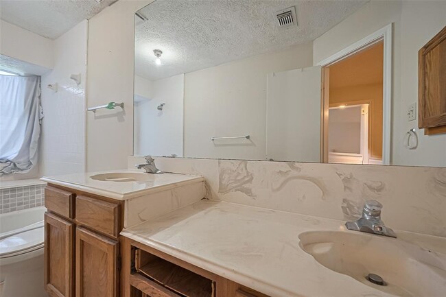 Building Photo - 3812 Redbud Dr