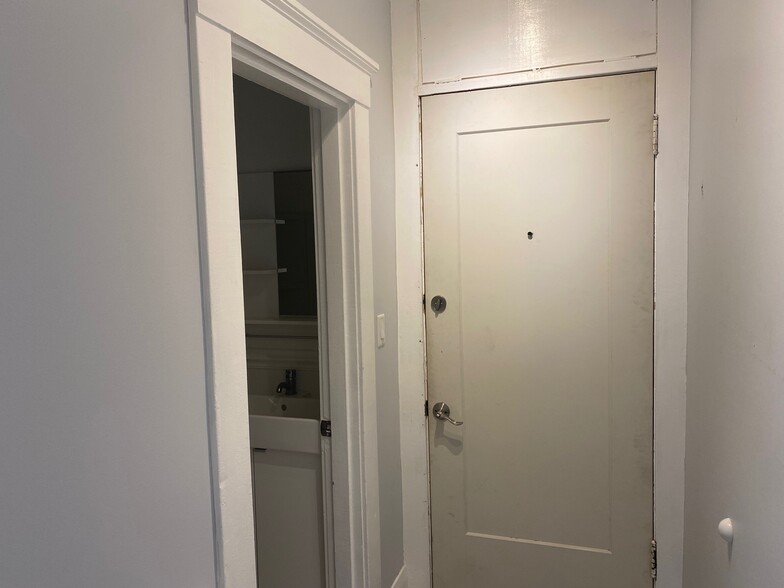Hallway / Bath - 2301 N Jefferson St