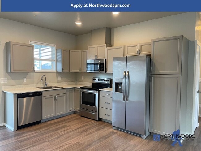 Building Photo - Newer-Very Nice 2 Bedroom 1 Bath Upstairs Apartment****HALF OFF FIRST FULL MONTHS RENT******Pet F...