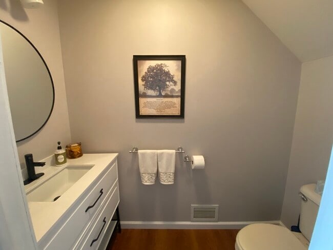 Building Photo - Gorgeous 3 bedroom 2.5 bath with one stall detached garage and fenced in backyard for rent!