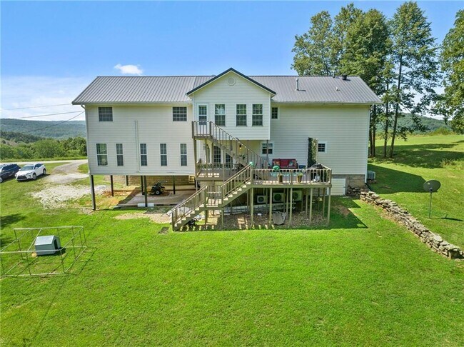 Building Photo - 10940 Devils Den Rd