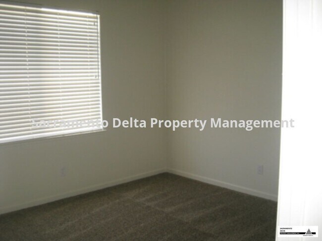 Building Photo - Spacious 3 Bed/2.5 Bath Home in a Great Lo...