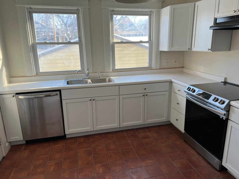 Building Photo - 963 Woodruff Pl W Dr