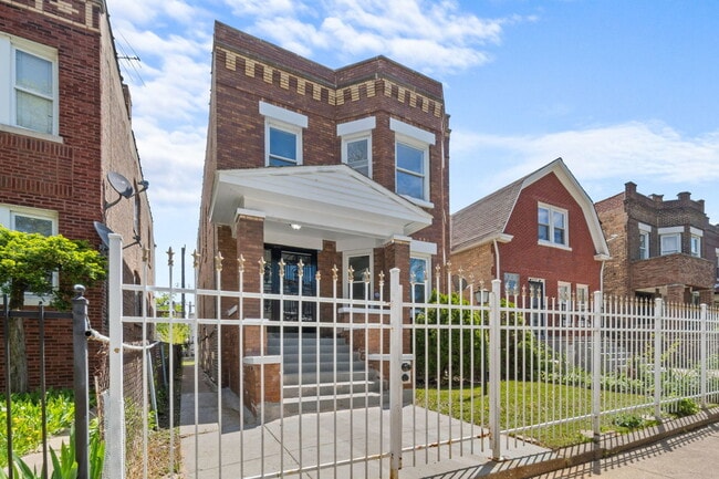 Primary Photo - 1031 N Drake Ave