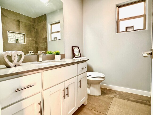 Building Photo - 1009 La Muralla St