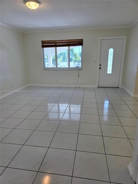 Building Photo - 501 Blue Heron Dr