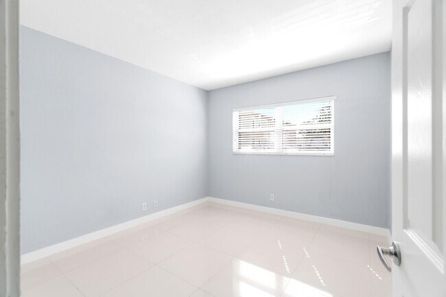 Building Photo - 416 NE 15th Ave