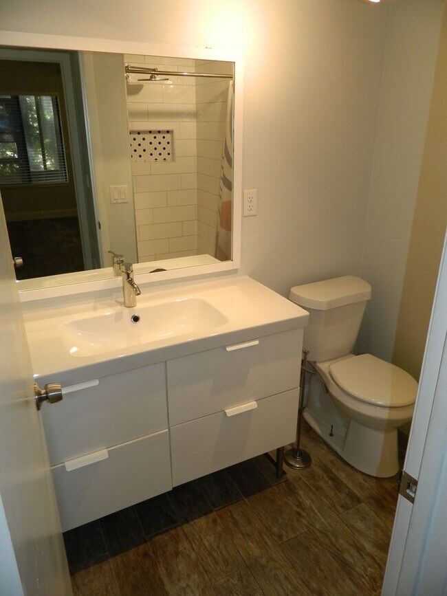 Building Photo - Beautifully Upgraded 2BR/2BA Condo – Lake ...