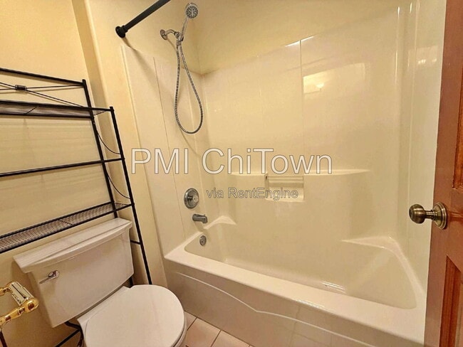 Building Photo - 2050 Rockland Dr