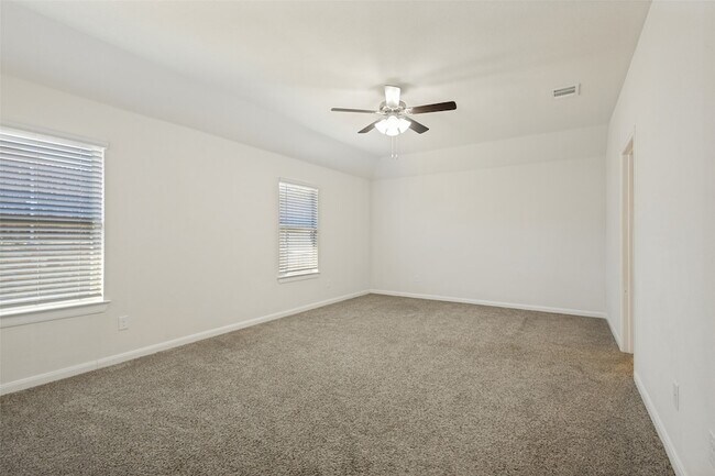 Building Photo - 707 Range Dr