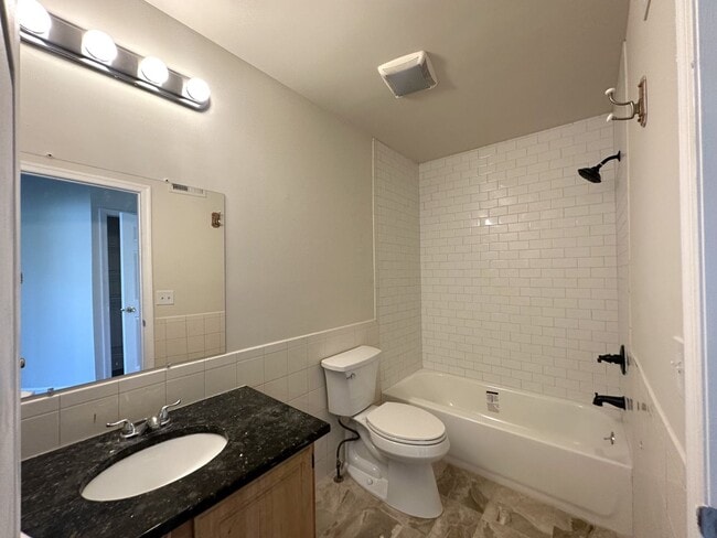 Building Photo - 3 bedrooms, 2.5 bathrooms