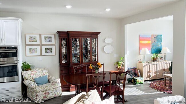 Building Photo - 4932 Glenora Dr