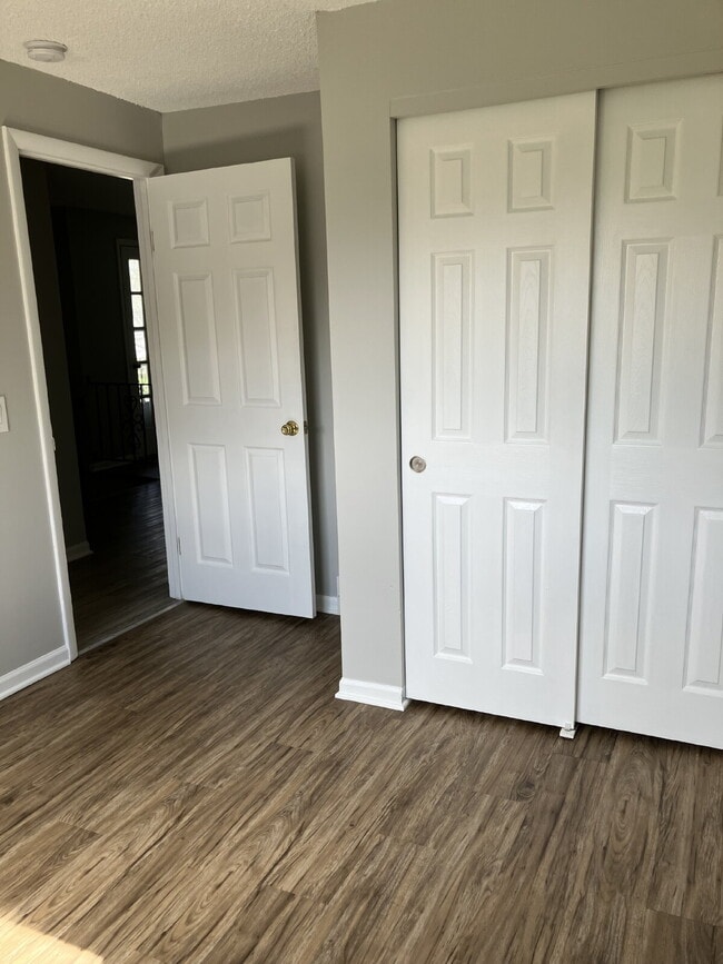 Building Photo - Available May 1!  Spacious 3 BR, 1.5 Bath in East Rochester