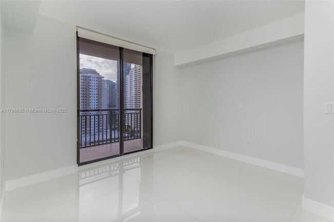 Building Photo - 540 Brickell Key Dr