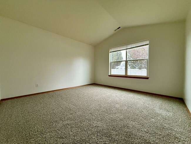 Building Photo - COME TAKE A LOOK AT THIS BEAUTIFUL NEWLY UPDATED HOME IN REDMOND!!
