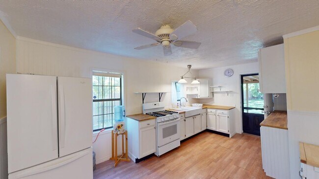 Building Photo - 605 Encino St