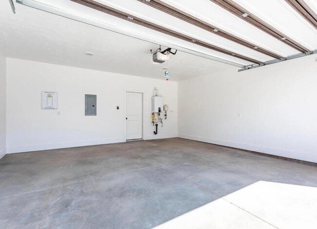 Building Photo - Stunning 3 Bedroom, 2.5 Bathroom in Beautiful Desert Color Community