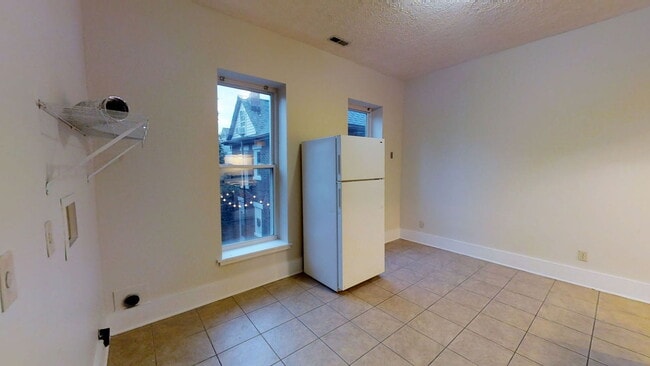 Building Photo - 45 1/2 Euclid Ave