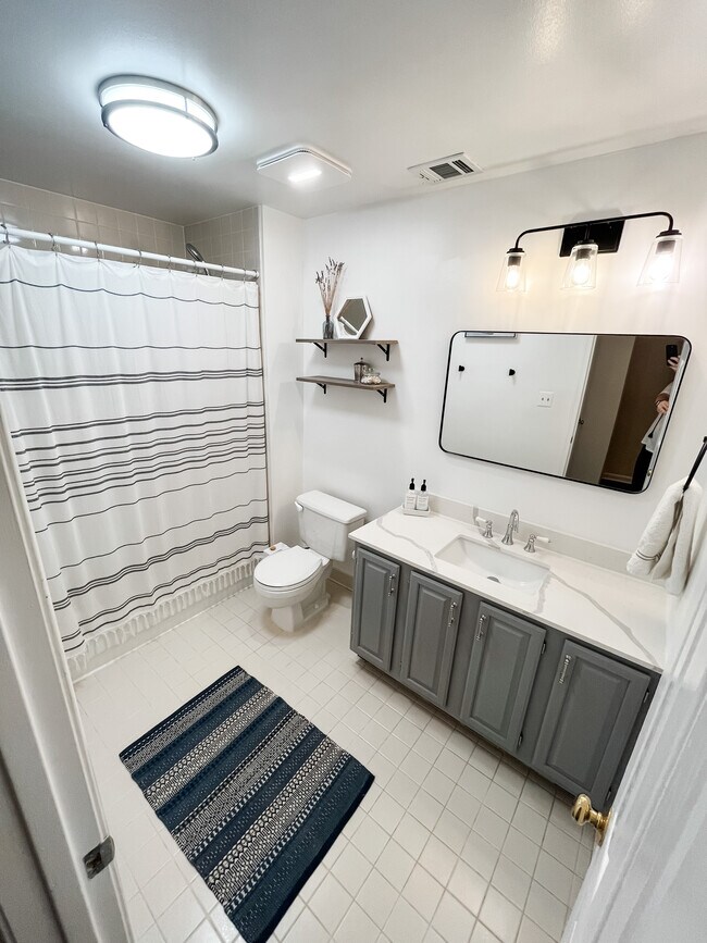 Level 1 Bathroom - 901A S Scott St