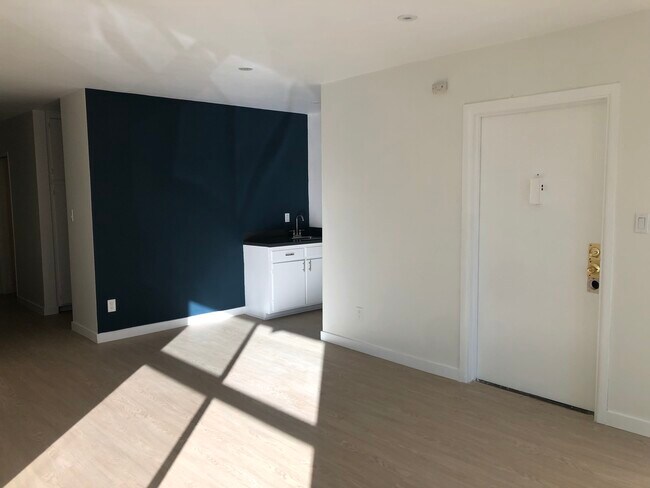 Building Photo - 2441 N Beachwood Dr
