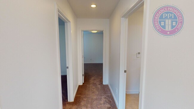 Building Photo - Modern Townhome In SE  2 Bdrm +Loft- Large...