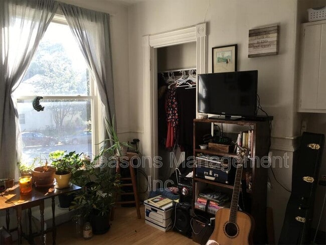 Building Photo - 134 Buell St