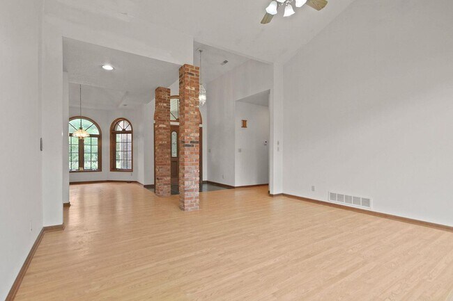 Building Photo - Private 3BR Brick Home with Scenic View