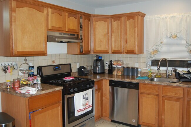 KITCHEN - 523 Marshall St