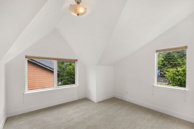 Building Photo - West Seattle - Large Bright 2 Bedroom 1.75 bath Delridge Townhouse