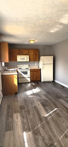 Building Photo - 1984 River Vista Cir