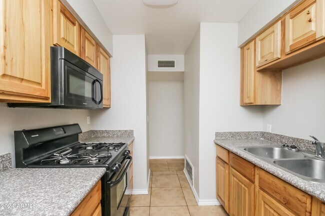 Building Photo - 1227 E Wayland Dr