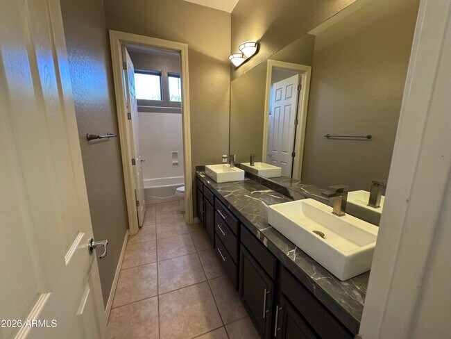 Building Photo - 3172 E Birchwood Pl