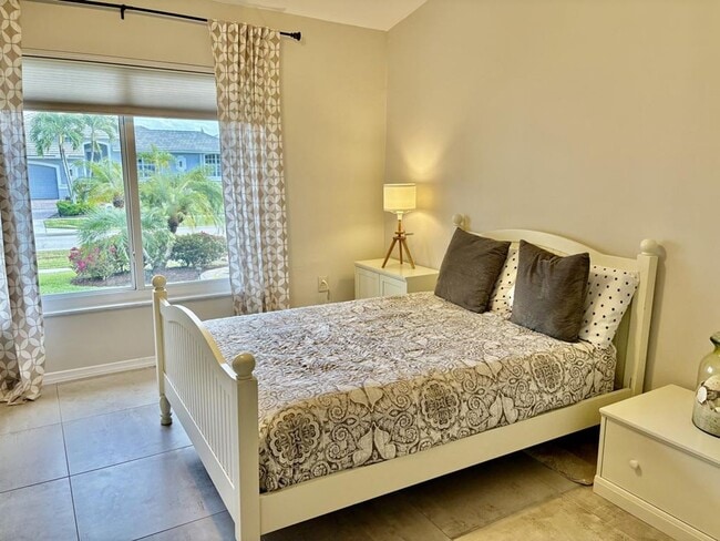 Building Photo - Home