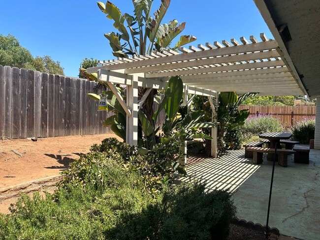 Building Photo - RURAL CHARM ON TOP OF THE HILLS IN VISTA