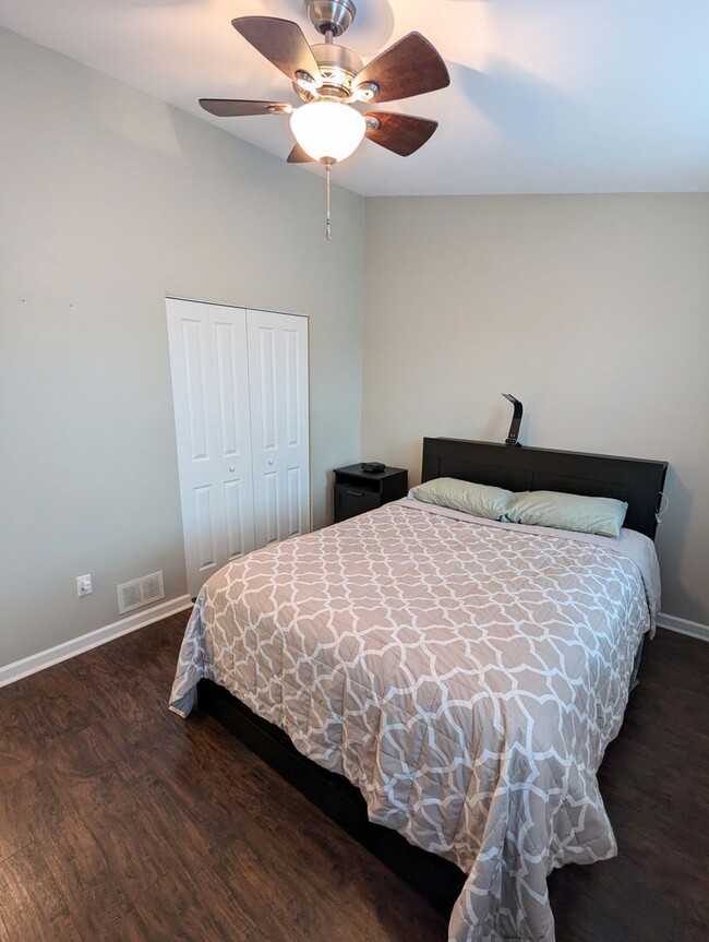 Building Photo - 2 Bedroom 1.5 Bathroom Townhouse with Off ...